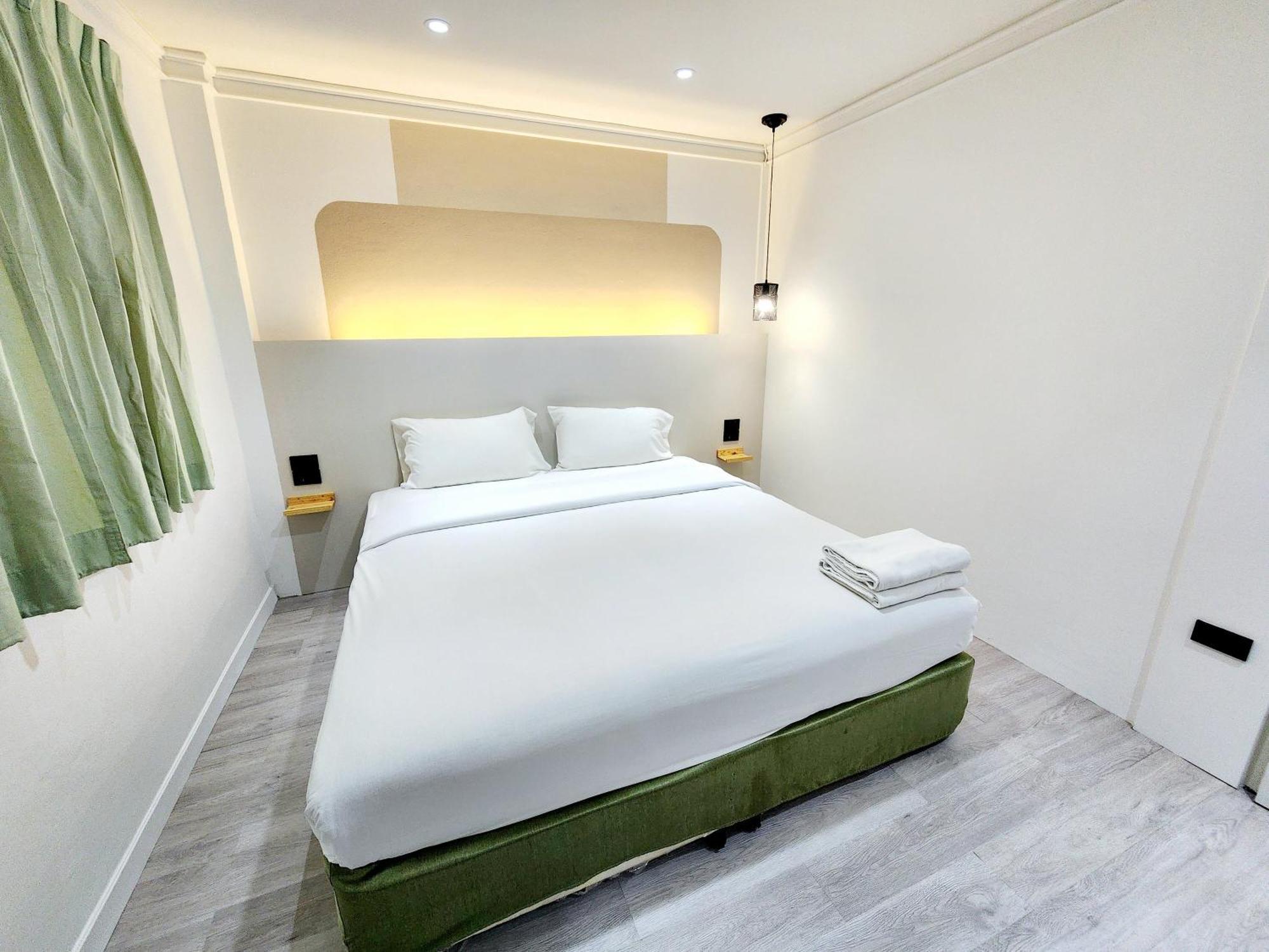 Seatel Phuket, Patong Beach Exterior photo