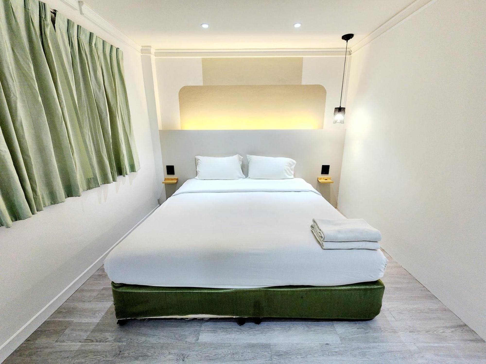 Seatel Phuket, Patong Beach Exterior photo