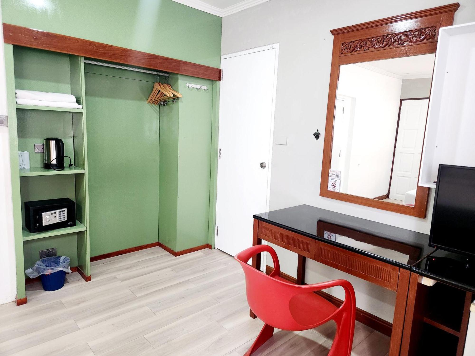 Seatel Phuket, Patong Beach Exterior photo